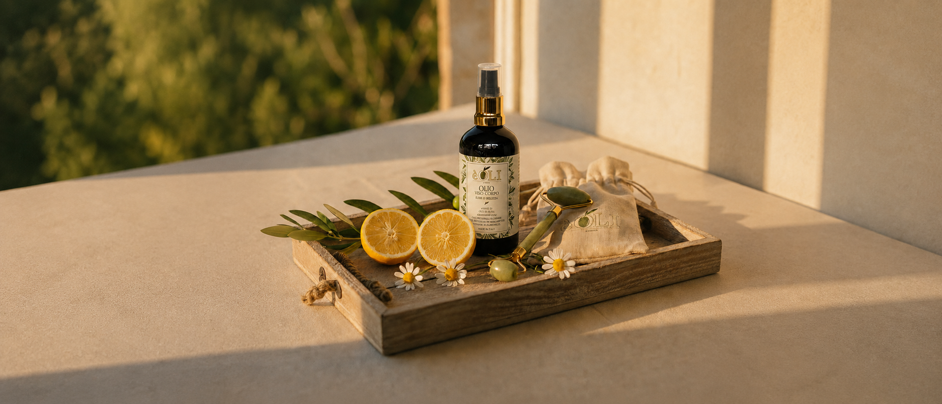 Kit rituale èOLI: flacone, rullo di giada e sacchetto in lino su vassoio in legno con limoni e camomilla